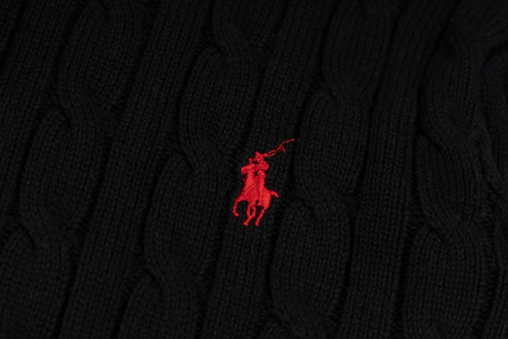 P236 #R84 RALPH LAUREN Six-color classic hooded twist pullover sweater with high-density LOGO embroidery on the chest and original custom-made tag accessories. Made of pure cotton yarn, pure cotton is skin-friendly and comfortable, small label war horse embroidered twist hooded sweater 🐎 high quality, follow the blogger to learn how to wear it! Let’s buy a Ralph Lauren cable sweater. It’s a super hard-to-find series after it became popular. It’s hard to find one on the official website. It’s simple and practical to wear, with a lazy and loose feel. The thickened fabric has more texture, feels soft and delicate, and has a loose fit. Whether worn alone or layered, you can wear different styles of fashion with just one piece!   Size: S M L